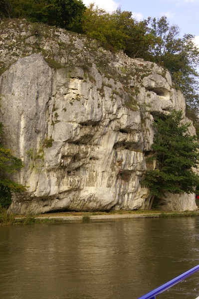 Die Stufen zeigen wie sich die Donau immer tiefer in den Fels gefressen hat