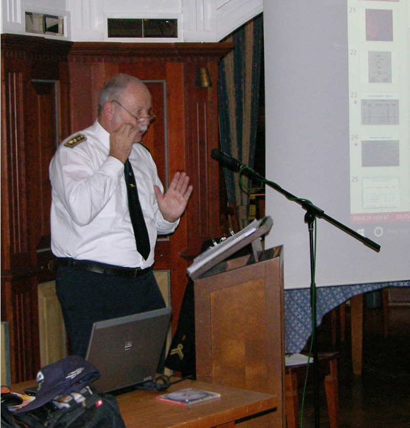Heinz Schwarz bei seinem hochinteressanten und lebendig gestalteten Vortrag; Foto: Jürgen Weber (UK München)