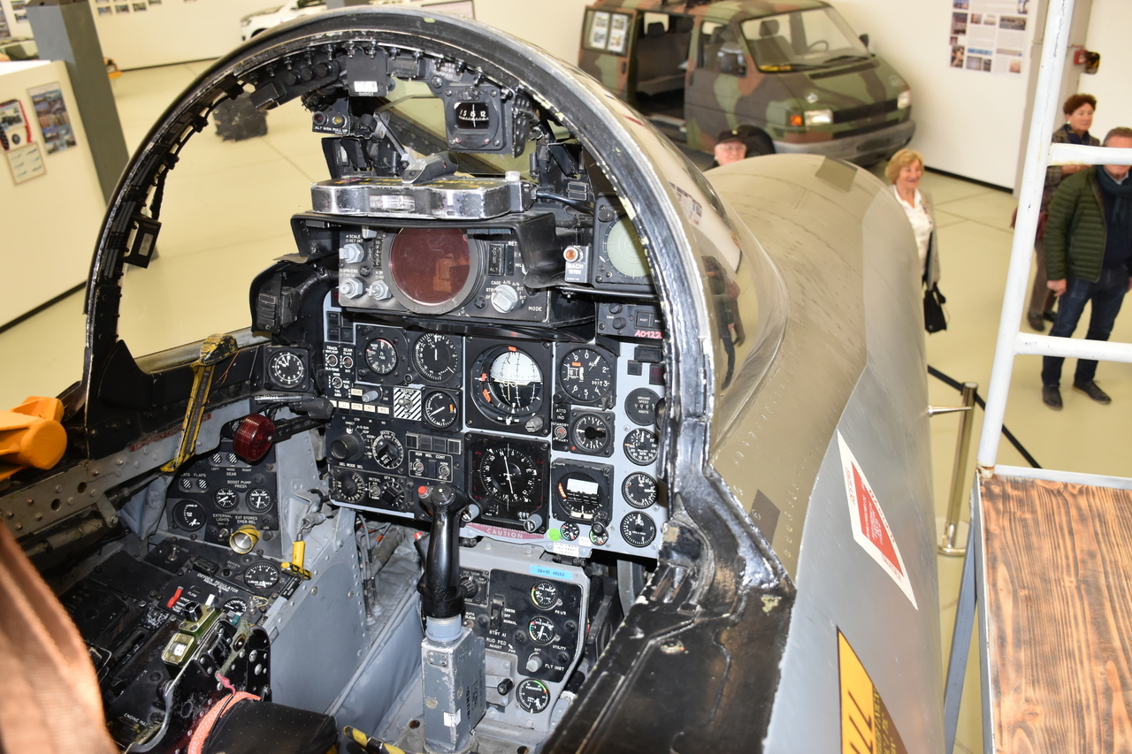 Cockpit der F-4 Phantom, ein "Uhrenladen"