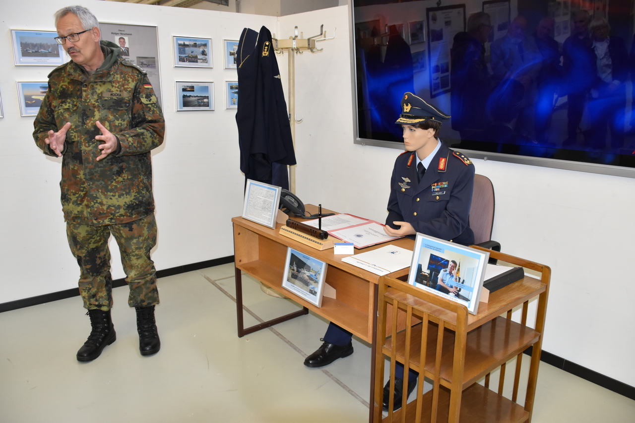 Hauptmann Mocka erläutert das Wirken von Generalleutnant a.D. Karl Müllner, des ehemaligen Inspekteurs der Luftwaffe