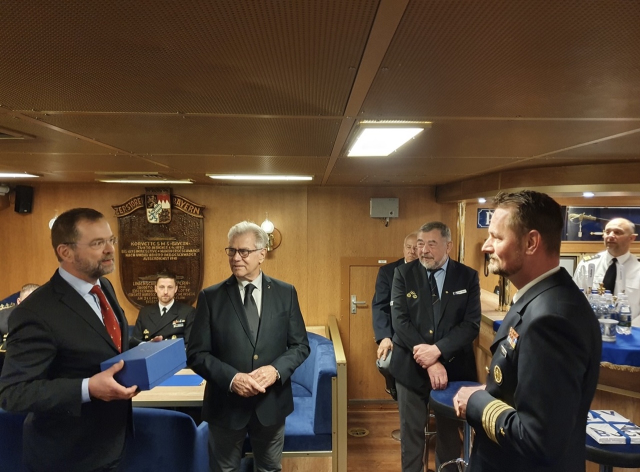 Der neue Kommandant Fregattenkapitän Dennis Fauerbach erhält das Begrüßungsgeschenk der Bayerischen Staatskanzlei durch Burghart Berthold