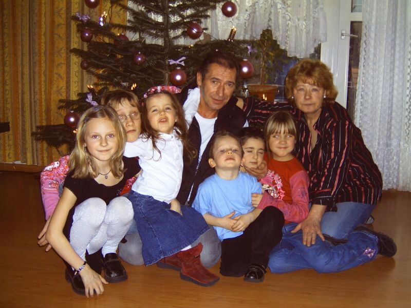 Mit den Enkelkindern unter dem Weihnachtsbaum: Maya und Niclas, Noël und Janina, Marie und Jenny