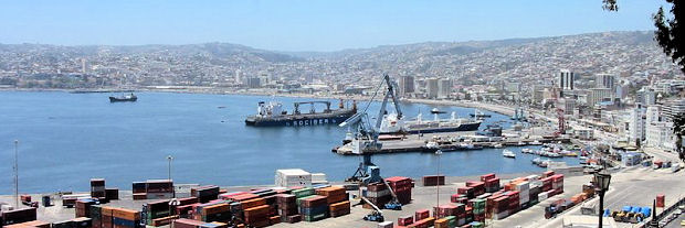 Valparaios - ca. 280.000 Einwohner - liegt an einer malerischen nach Norden offenen Bucht des Pazifischen Ozeans. Der Hafen zählt zu den wichtigsten Häfen Südamerikas.