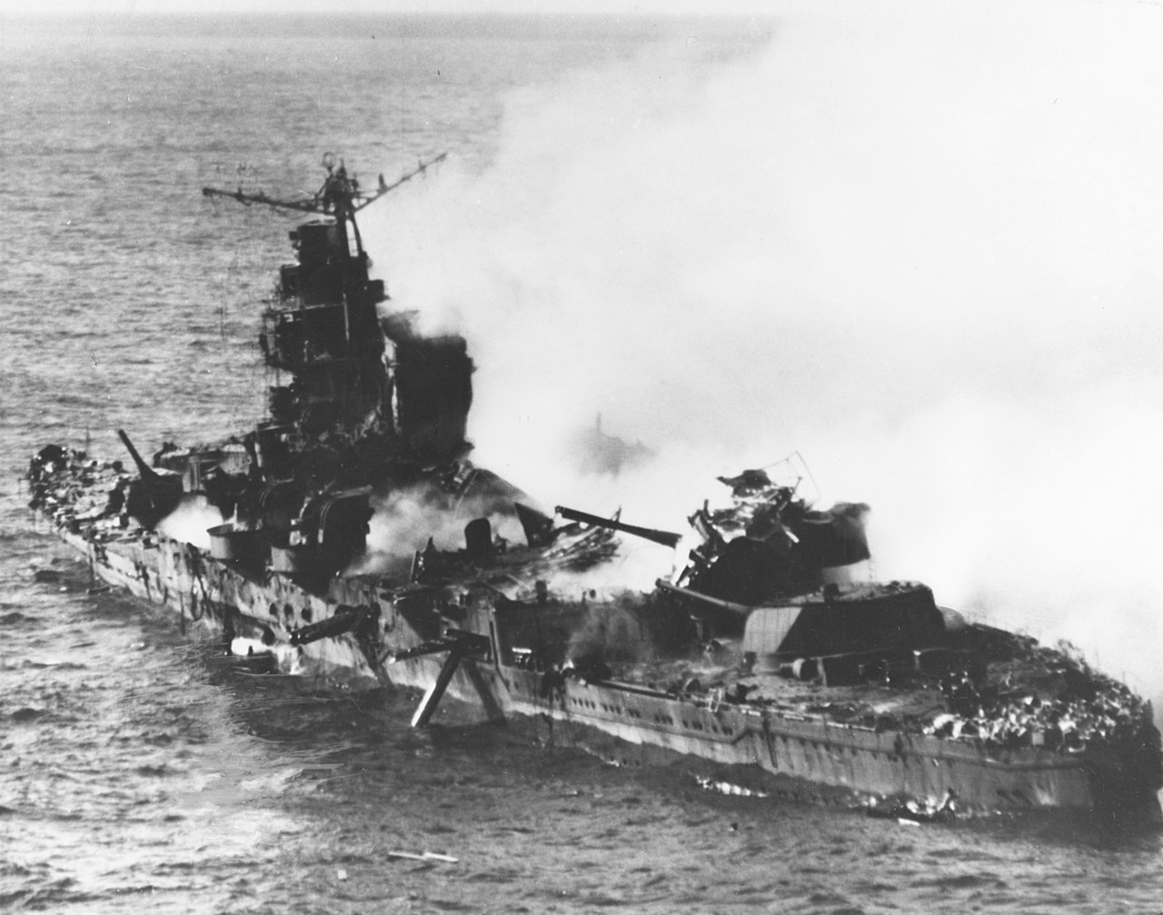 Der sinkende schwere Kreuzer Mikuma sinking am 6 Juni 1942