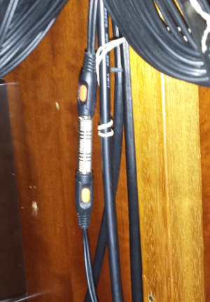 Die zusammen gesteckten Kabel. Links oben das aufgerollte Kabel zum Receiver (=Verstärker), rechts oben das zum Beamer